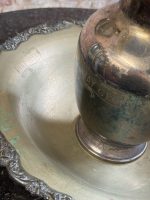 Apsudrabots krūkas un bļodas komplekts — Rokoko atdzimšanas stilā, smalki iegravēts uzraksts "MAY GEO" un "SOUVENIR DE F.J. MUÑIZ" (Silver-Plated Pitcher and Wash Basin Set) (7062) - Image 6