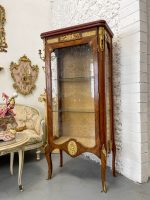 Koka vitrīna ar bronzas detaļām un zelta damasku (Wooden vitrine with bronze hardware and golden damask interior) (2987) - Image 2