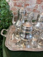 Apsudrabots tējas un kafijas servējamais komplekts ar paplāti — baroka stilā, (Silver Plated Tea and Coffee Service with Tray — Baroque Style) (2551) - Image 7
