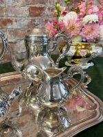 Apsudrabots tējas un kafijas servējamais komplekts ar paplāti — baroka stilā, (Silver Plated Tea and Coffee Service with Tray — Baroque Style) (2551) - Image 5