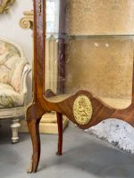 Koka vitrīna ar bronzas detaļām un zelta damasku (Wooden vitrine with bronze hardware and golden damask interior) (2987) - Image 10