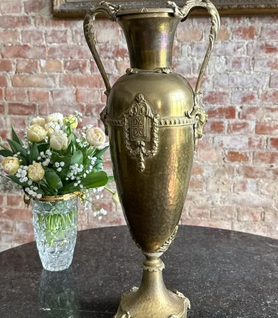 Antik stor bronze/messing amphora med vædderhoveder — Historicisme, sen 1800-tal