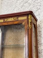 Koka vitrīna ar bronzas detaļām un zelta damasku (Wooden vitrine with bronze hardware and golden damask interior) (2987) - Image 8