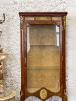 Koka vitrīna ar bronzas detaļām un zelta damasku (Wooden vitrine with bronze hardware and golden damask interior) (2987) - Image 4