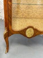 Koka vitrīna ar bronzas detaļām un zelta damasku (Wooden vitrine with bronze hardware and golden damask interior) (2987) - Image 16