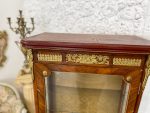 Koka vitrīna ar bronzas detaļām un zelta damasku (Wooden vitrine with bronze hardware and golden damask interior) (2987) - Image 18