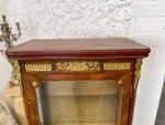 Koka vitrīna ar bronzas detaļām un zelta damasku (Wooden vitrine with bronze hardware and golden damask interior) (2987) - Image 19