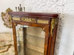 Koka vitrīna ar bronzas detaļām un zelta damasku (Wooden vitrine with bronze hardware and golden damask interior) (2987) - Image 7