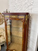 Koka vitrīna ar bronzas detaļām un zelta damasku (Wooden vitrine with bronze hardware and golden damask interior) (2987) - Image 6