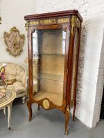 Koka vitrīna ar bronzas detaļām un zelta damasku (Wooden vitrine with bronze hardware and golden damask interior) (2987) - Image 5