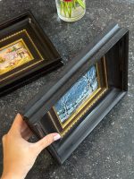 Divas Limoges emaljas glezniņas melnos rāmjos — Romantisma stilā (Two Limoges Enamel Paintings in Black Frames) (7063) - Image 8