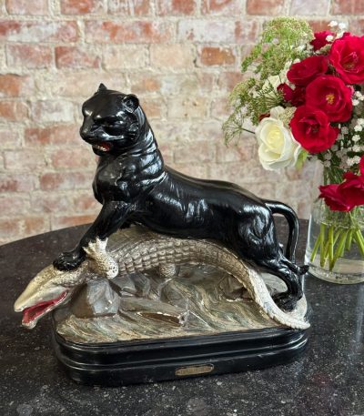 Stor terrakottaskulptur "Tiger og Krokodille" — Fransk Art Deco