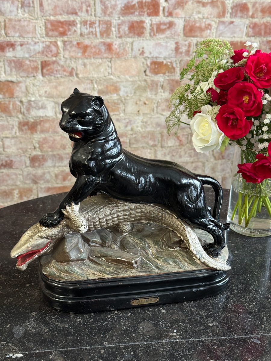 Stor terrakottaskulptur "Tiger og Krokodille" — Art Deco Stor terrakottaskulptur "Tiger og Krokodille" — Fransk Art Deco