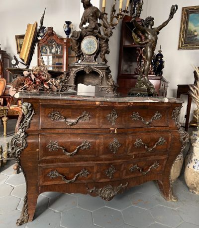 Antik Bombé Kommode med Mascaron Bronze og Marmorplade — Louis XV