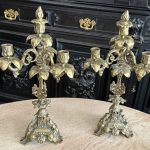 Bronzas Svečturu Pāris Četrām Svecēm ar Tulpju Ornamentiku — Historicisms, Francija/Beļģija, 19.gs. (5818)