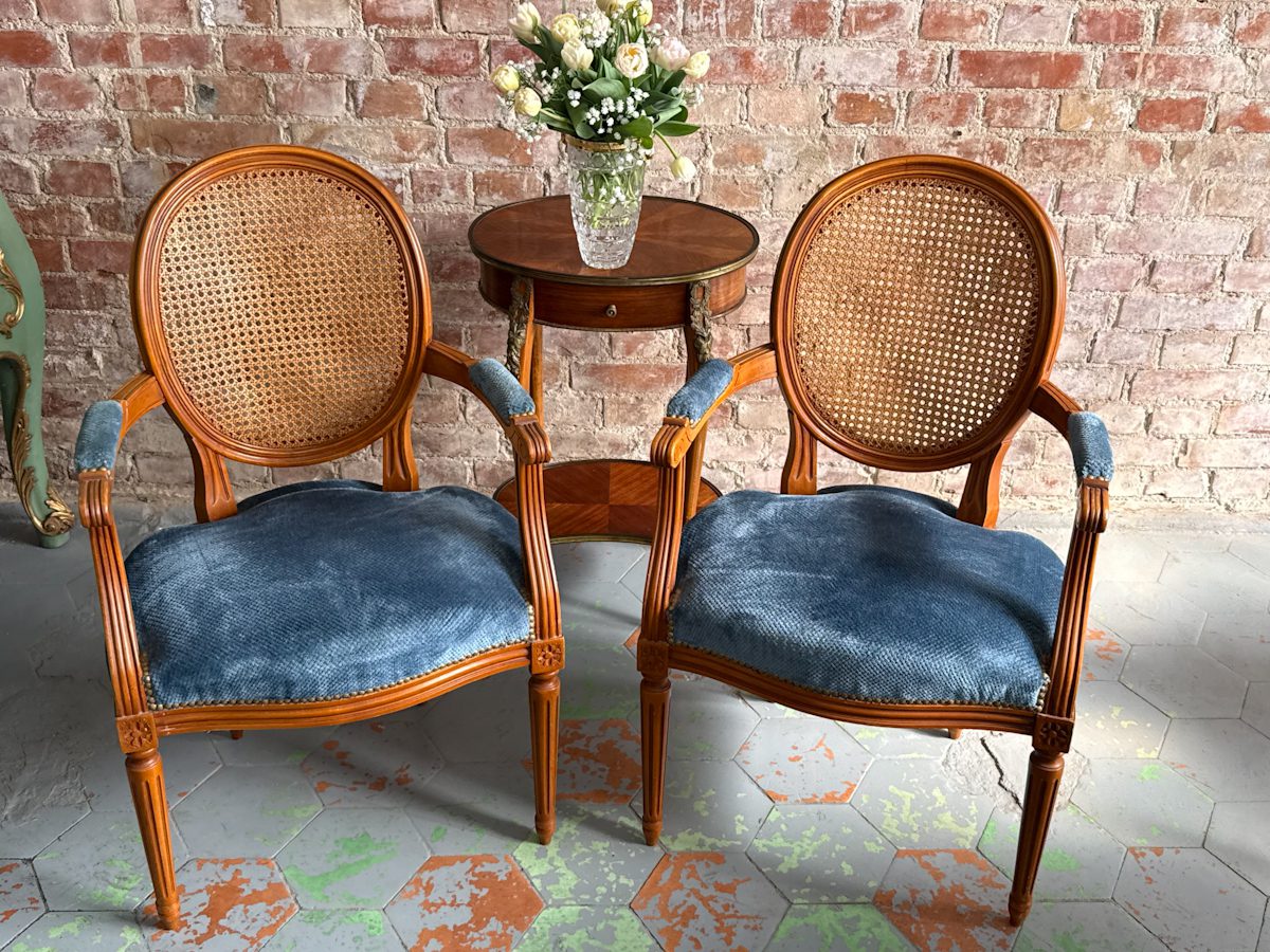Fauteuil Krēsli ar Cannage Sietu un Zilu Samtu — Luija XVI stils, Francija, 20.gs. (6580) - Image 1