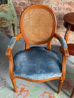 Fauteuil Krēsli ar Cannage Sietu un Zilu Samtu — Luija XVI stils, Francija, 20.gs. (6580) - Image 2