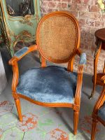 Fauteuil Krēsli ar Cannage Sietu un Zilu Samtu — Luija XVI stils, Francija, 20.gs. (6580) - Image 4