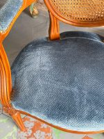 Fauteuil Krēsli ar Cannage Sietu un Zilu Samtu — Luija XVI stils, Francija, 20.gs. (6580) - Image 7