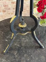 Augsts melns koka pjedestāls ar bronzas detaļām — Napoleona III stilā ar enģeļu motīvu (Black Wooden Pedestal Stand in Napoleon III Style) (7071) - Image 8