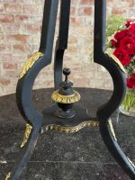 Augsts melns koka pjedestāls ar bronzas detaļām — Napoleona III stilā ar enģeļu motīvu (Black Wooden Pedestal Stand in Napoleon III Style) (7071) - Image 9