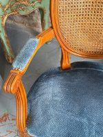 Fauteuil Krēsli ar Cannage Sietu un Zilu Samtu — Luija XVI stils, Francija, 20.gs. (6580) - Image 6