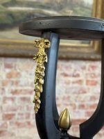 Augsts melns koka pjedestāls ar bronzas detaļām — Napoleona III stilā ar enģeļu motīvu (Black Wooden Pedestal Stand in Napoleon III Style) (7071) - Image 15