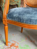 Fauteuil Krēsli ar Cannage Sietu un Zilu Samtu — Luija XVI stils, Francija, 20.gs. (6580) - Image 13