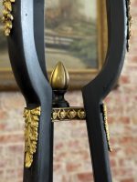 Augsts melns koka pjedestāls ar bronzas detaļām — Napoleona III stilā ar enģeļu motīvu (Black Wooden Pedestal Stand in Napoleon III Style) (7071) - Image 4