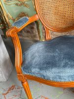 Fauteuil Krēsli ar Cannage Sietu un Zilu Samtu — Luija XVI stils, Francija, 20.gs. (6580) - Image 18