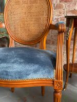 Fauteuil Krēsli ar Cannage Sietu un Zilu Samtu — Luija XVI stils, Francija, 20.gs. (6580) - Image 15