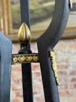 Augsts melns koka pjedestāls ar bronzas detaļām — Napoleona III stilā ar enģeļu motīvu (Black Wooden Pedestal Stand in Napoleon III Style) (7071) - Image 5