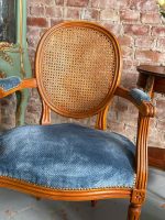 Fauteuil Krēsli ar Cannage Sietu un Zilu Samtu — Luija XVI stils, Francija, 20.gs. (6580) - Image 14