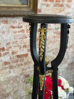 Augsts melns koka pjedestāls ar bronzas detaļām — Napoleona III stilā ar enģeļu motīvu (Black Wooden Pedestal Stand in Napoleon III Style) (7071) - Image 3
