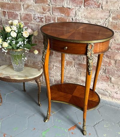 Antikt træ sidebord med skuffe og bronzedetaljer - Louis XV stil