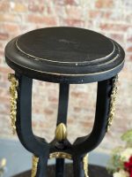 Augsts melns koka pjedestāls ar bronzas detaļām — Napoleona III stilā ar enģeļu motīvu (Black Wooden Pedestal Stand in Napoleon III Style) (7071) - Image 2