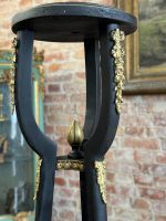 Augsts melns koka pjedestāls ar bronzas detaļām — Napoleona III stilā ar enģeļu motīvu (Black Wooden Pedestal Stand in Napoleon III Style) (7071) - Image 12