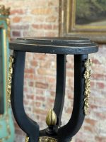Augsts melns koka pjedestāls ar bronzas detaļām — Napoleona III stilā ar enģeļu motīvu (Black Wooden Pedestal Stand in Napoleon III Style) (7071) - Image 13