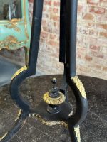 Augsts melns koka pjedestāls ar bronzas detaļām — Napoleona III stilā ar enģeļu motīvu (Black Wooden Pedestal Stand in Napoleon III Style) (7071) - Image 10