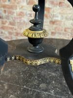 Augsts melns koka pjedestāls ar bronzas detaļām — Napoleona III stilā ar enģeļu motīvu (Black Wooden Pedestal Stand in Napoleon III Style) (7071) - Image 7