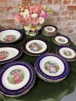 "Marguises" porcelāna šķīvju komplekts ar romantisku motīvu ("Marguises" porcelain plate set with romantic motifs and blue border) (2552) - Image 4