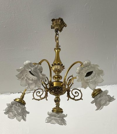 Elegante lysekrone med dekorative glaselementer (2834)