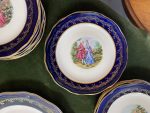 "Marguises" porcelāna šķīvju komplekts ar romantisku motīvu ("Marguises" porcelain plate set with romantic motifs and blue border) (2552) - Image 11