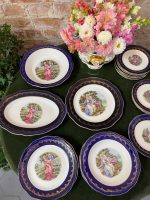 "Marguises" porcelāna šķīvju komplekts ar romantisku motīvu ("Marguises" porcelain plate set with romantic motifs and blue border) (2552) - Image 5