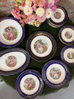 "Marguises" porcelāna šķīvju komplekts ar romantisku motīvu ("Marguises" porcelain plate set with romantic motifs and blue border) (2552) - Image 7