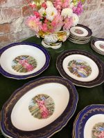 "Marguises" porcelāna šķīvju komplekts ar romantisku motīvu ("Marguises" porcelain plate set with romantic motifs and blue border) (2552) - Image 8