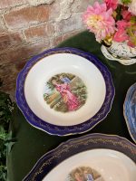 "Marguises" porcelāna šķīvju komplekts ar romantisku motīvu ("Marguises" porcelain plate set with romantic motifs and blue border) (2552) - Image 13