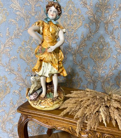 Stor pigefigur med ged (367)