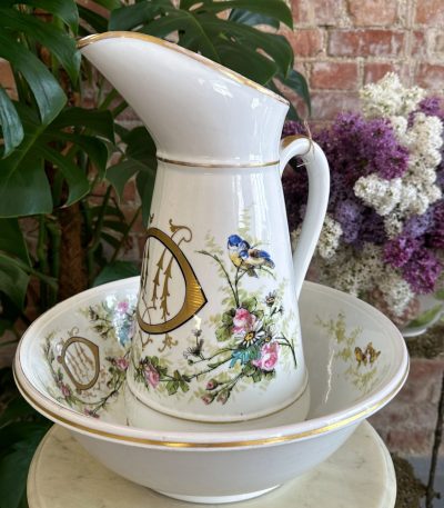 Antikt fransk porcelæn vaskesæt med krus og kumme, 1800-tallet