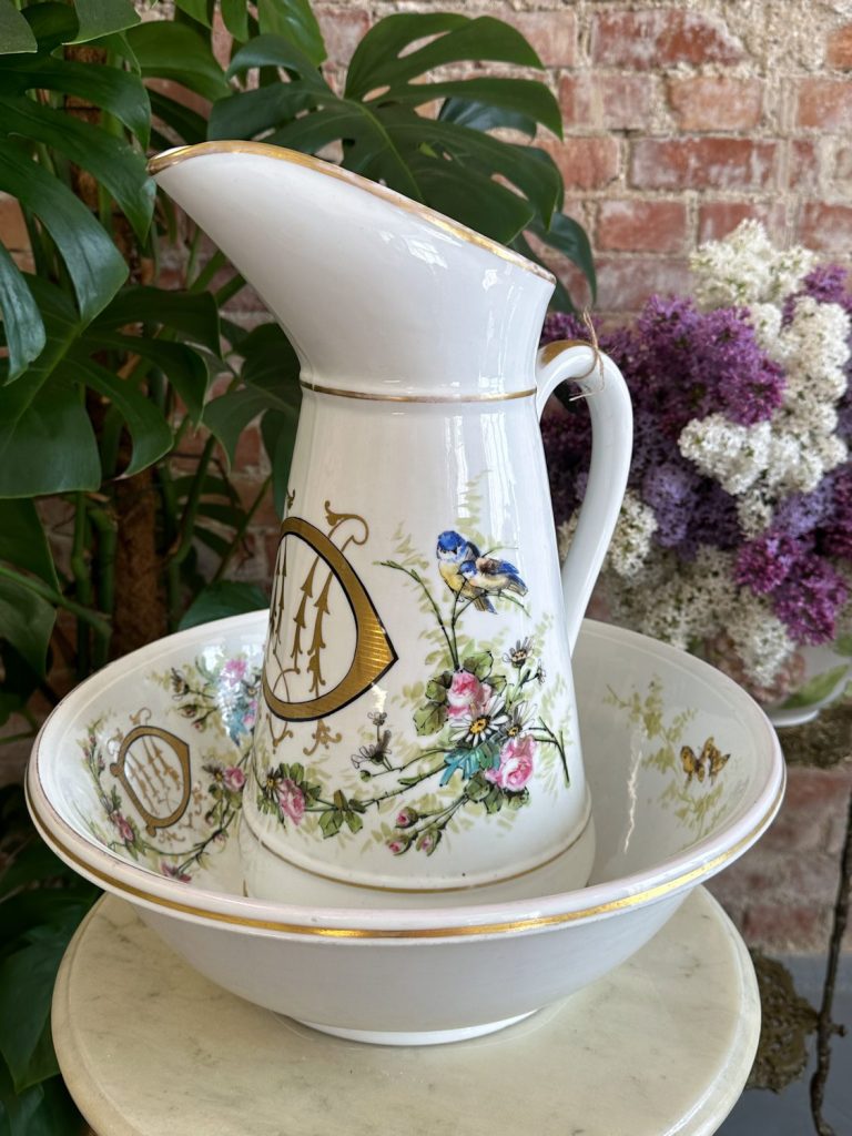 Antikt fransk porcelæn vaskesæt med krus og kumme, 1800-tallet